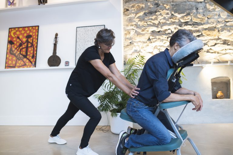 Le massage assis Amma, massage en entreprise Lyon, offre à vos collaborateurs une pause détente de 15 minutes